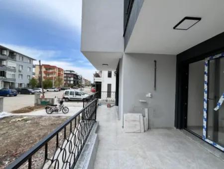 Seferihisar Camiikebir Mahallesi, Gözsüzler Caddesi Üzerinde, Bahçe Kullanımlı, Geniş Teraslı, 2+1 Sıfır Daire