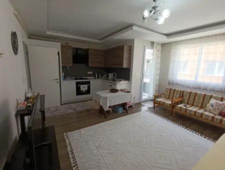 Seferihisar Çolakibrahimbey Mahallesinde, Eylül Life Sitesi'nde, Köşe Konumda, Lüks Mimarili Satılık 1+1 Daire