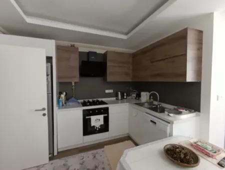 Seferihisar Çolakibrahimbey Mahallesinde, Eylül Life Sitesi'nde, Köşe Konumda, Lüks Mimarili Satılık 1+1 Daire