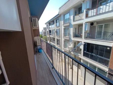 Seferihisar Çolakibrahimbey Mahallesinde, Eylül Life Sitesi'nde, Köşe Konumda, Lüks Mimarili Satılık 1+1 Daire