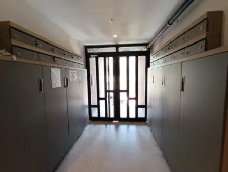 Seferihisar Çolakibrahimbey Mahallesinde, Eylül Life Sitesi'nde, Köşe Konumda, Lüks Mimarili Satılık 1+1 Daire