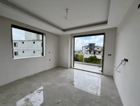 Seferihisar Gözsüzler Caddesi’nde, Lüks Mimarili, Geniş Balkonlu 1+1 Satılık Konut