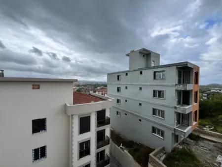 Seferihisar Gözsüzler Caddesi’nde, Lüks Mimarili, Geniş Balkonlu 1+1 Satılık Konut