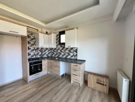Camiikebir Mahallesi’nde, Geniş Balkonlu, 2+1 Kiralık Daire
