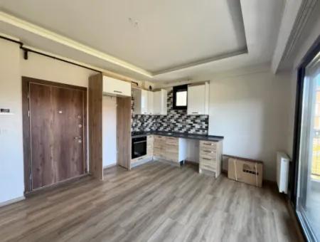 Camiikebir Mahallesi’nde, Geniş Balkonlu, 2+1 Kiralık Daire
