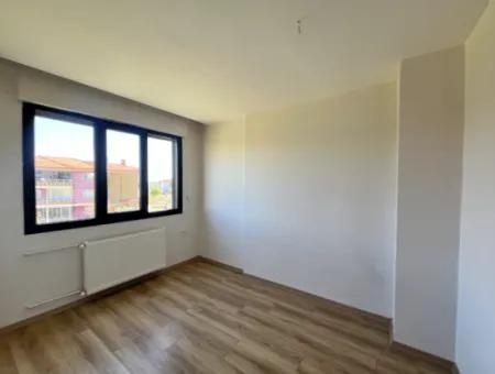 Camiikebir Mahallesi’nde, Geniş Balkonlu, 2+1 Kiralık Daire