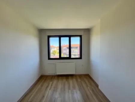Camiikebir Mahallesi’nde, Geniş Balkonlu, 2+1 Kiralık Daire