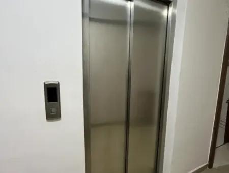 Seferihisar Hıdırlık Mahallesi'nde, Şehir Merkezine Yakın, 2+1 Kiralık Daire