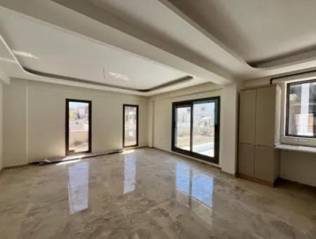 Seferihisar Hıdırlık Mahallesi’nde Site İçinde Lüks Mimarili Satılık 4+1 Villa