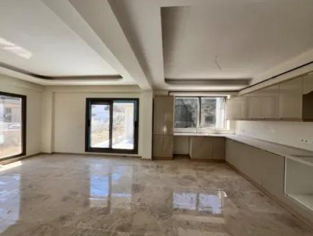 Seferihisar Hıdırlık Mahallesi’nde Site İçinde Lüks Mimarili Satılık 4+1 Villa