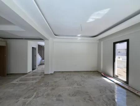 Seferihisar Hıdırlık Mahallesi’nde Site İçinde Lüks Mimarili Satılık 4+1 Villa