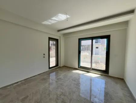 Seferihisar Hıdırlık Mahallesi’nde Site İçinde Lüks Mimarili Satılık 4+1 Villa