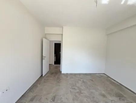 Seferihisar Hıdırlık Mahallesi’nde Site İçinde Lüks Mimarili Satılık 4+1 Villa