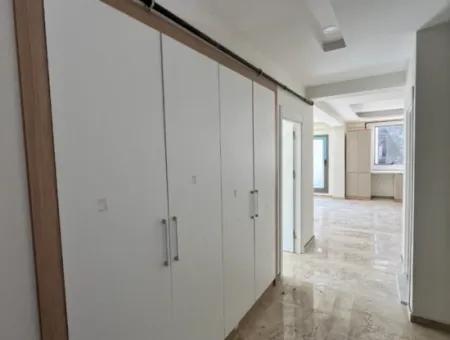 Seferihisar Hıdırlık Mahallesi’nde Site İçinde Lüks Mimarili Satılık 4+1 Villa