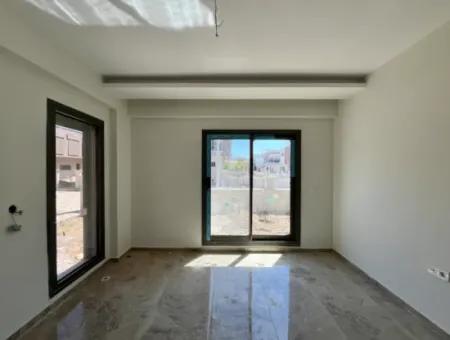 Seferihisar Hıdırlık Mahallesi’nde Site İçinde Lüks Mimarili Satılık 4+1 Villa