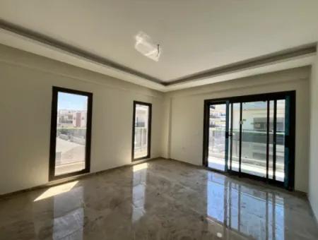 Seferihisar Hıdırlık Mahallesi’nde Site İçinde Lüks Mimarili Satılık 4+1 Villa