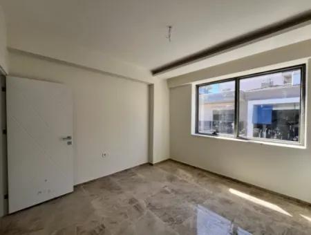 Seferihisar Hıdırlık Mahallesi’nde Site İçinde Lüks Mimarili Satılık 4+1 Villa