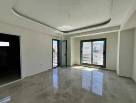 Seferihisar Hıdırlık Mahallesi’nde Site İçinde Lüks Mimarili Satılık 4+1 Villa