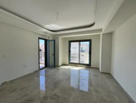 Seferihisar Hıdırlık Mahallesi’nde Site İçinde Lüks Mimarili Satılık 4+1 Villa