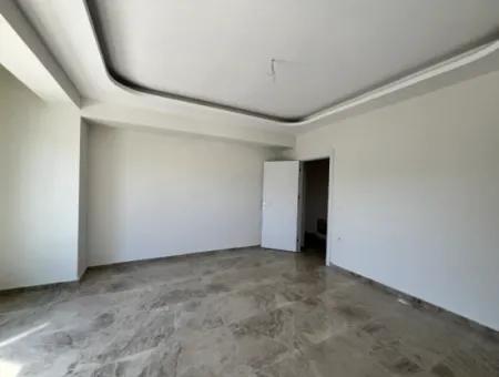 Seferihisar Hıdırlık Mahallesi’nde Site İçinde Lüks Mimarili Satılık 4+1 Villa