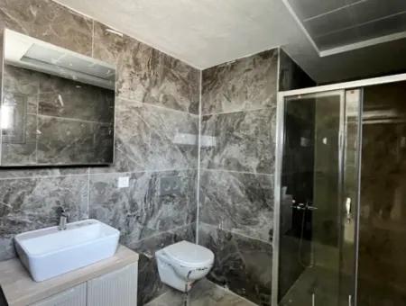 Seferihisar Hıdırlık Mahallesi’nde Site İçinde Lüks Mimarili Satılık 4+1 Villa