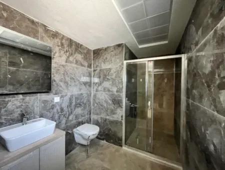 Seferihisar Hıdırlık Mahallesi’nde Site İçinde Lüks Mimarili Satılık 4+1 Villa