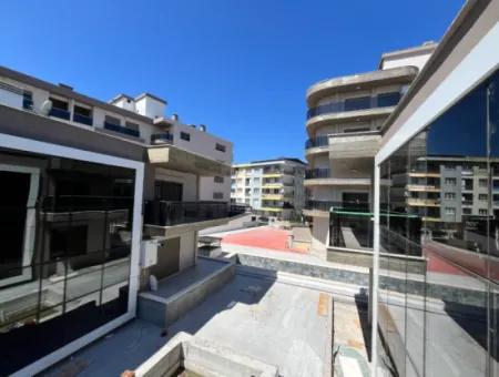 Seferihisar Hıdırlık Mahallesi’nde Site İçinde Lüks Mimarili Satılık 4+1 Villa