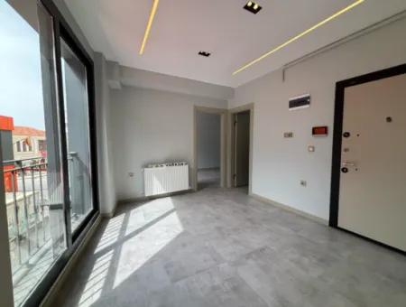 Seferihisar Camikebir Mahallesi'nde Merkezi Konumlu Kiralık Ofis – Sıfır Bina, Sıfır Kullanım