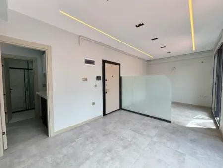 Seferihisar Camikebir Mahallesi'nde Merkezi Konumlu Kiralık Ofis – Sıfır Bina, Sıfır Kullanım