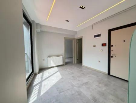 Seferihisar Camikebir Mahallesi'nde Merkezi Konumlu Kiralık Ofis – Sıfır Bina, Sıfır Kullanım