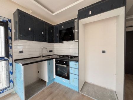 Seferihisar Camikebir Mahallesinde Ana Cadde Yakını Satılık 2+1 Geniş Balkonlu Daire