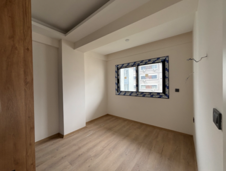 Seferihisar Camikebir Mahallesinde Ana Cadde Yakını Satılık 2+1 Geniş Balkonlu Daire