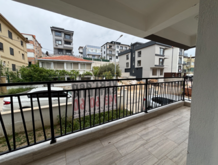 Seferihisar Camikebir Mahallesinde Kapalı Mutfak, Geniş Balkonlu Satılık 3+1 Daire