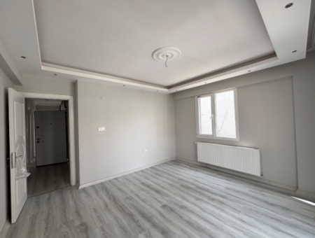 Seferihisar Camikebir Mahallesinde Kapalı Mutfak, Geniş Balkonlu Satılık 3+1 Daire