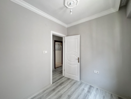 Seferihisar Camikebir Mahallesinde Kapalı Mutfak, Geniş Balkonlu Satılık 3+1 Daire