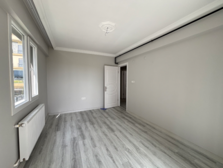 Seferihisar Camikebir Mahallesinde Kapalı Mutfak, Geniş Balkonlu Satılık 3+1 Daire