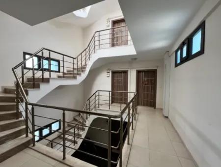 Seferihisar Camikebir Mahallesi'nde Site İçerisinde, Geniş Kullanımlı Satılık Daire