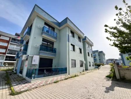 Seferihisar Camikebir Mahallesi'nde Site İçerisinde, Geniş Kullanımlı Satılık Daire