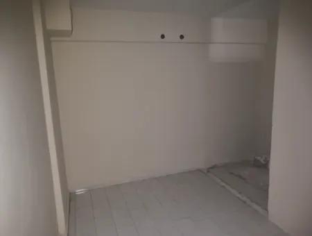 Alsancak Fuar Caddesinde,1.Kat Asansörlü  Yeni Boyalı 2+1 Kiralık Daire!