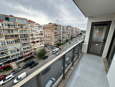 Üçkuyularda Cadde Üzeri İstinye Park Yakını Arakat Köşe Ultralux