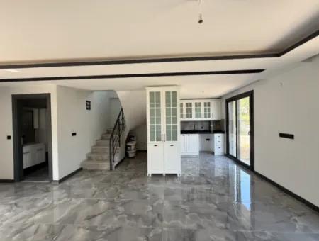 Camiikebir Mahallesi'nde Müstakil Girişli, Geniş Bahçeli, Lüks Mimarili Satılık Villa