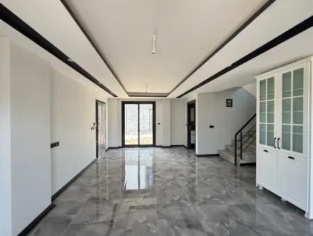 Camiikebir Mahallesi'nde Müstakil Girişli, Geniş Bahçeli, Lüks Mimarili Satılık Villa