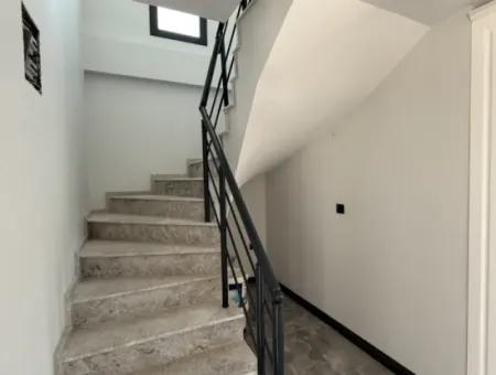 Camiikebir Mahallesi'nde Müstakil Girişli, Geniş Bahçeli, Lüks Mimarili Satılık Villa