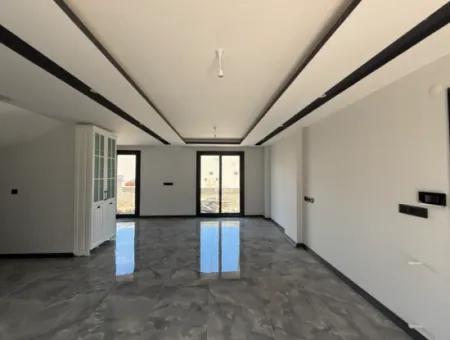Camiikebir Mahallesi'nde Müstakil Girişli, Geniş Bahçeli, Lüks Mimarili Satılık Villa
