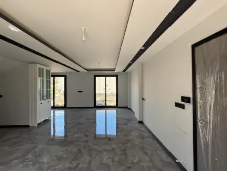 Camiikebir Mahallesi'nde Müstakil Girişli, Geniş Bahçeli, Lüks Mimarili Satılık Villa