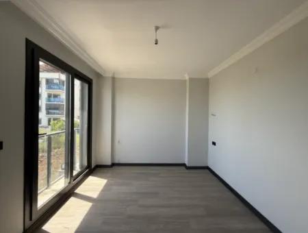 Camiikebir Mahallesi'nde Müstakil Girişli, Geniş Bahçeli, Lüks Mimarili Satılık Villa