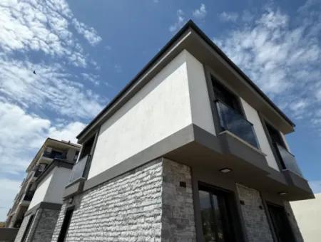 Camiikebir Mahallesi'nde Müstakil Girişli, Geniş Bahçeli, Lüks Mimarili Satılık Villa