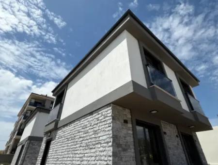 Camiikebir Mahallesi'nde Müstakil Girişli, Geniş Bahçeli, Lüks Mimarili Satılık Villa