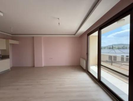 Seferihisar Tapu Dairesi Üzerinde, Ana Cadde Üzeri Kiralık Ofis – Kaçırılmayacak Lokasyon!