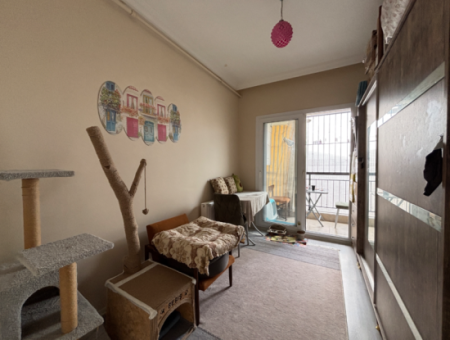 Seferihisar Çolak İbrahim Bey Mahallesinde Satılık 1+1 Eşyalı Daire